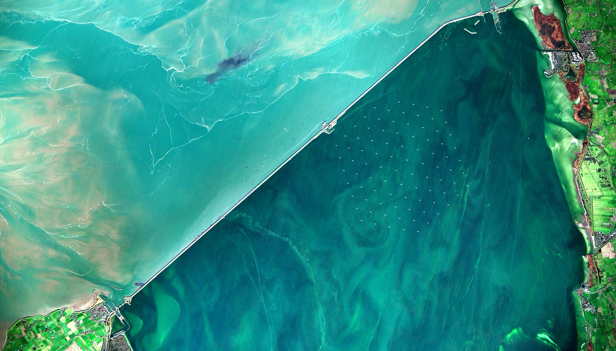 Wat een prachtig plaatje van de #Afsluitdijk! De dijk die twee waterlichamen scheidt en daarmee - zeker van bovenaf- prachtige vormen en kleuren laat zien. 

<a href="/CopernicusEU/">Copernicus EU</a> #Sentinel2 #mooierwordthetniet 🤩