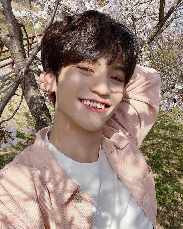 LISTENUP_ARG's tweet photo. [11.4.2022/Instagram]💚 Actualización de Beomhan: 

"¡¡Feliz temporada de las Flores de Cerezo!! 🌸🌸 ¿¿¿ESTOY EN UN ÁRBOL???
#BEOMHAN #floresdecerezo" 

•[𝘾𝙧𝙚𝙙𝙞𝙩.: Ig: mont_arena]
•[Trad.por: Listen Up! - Argentina]

#BEOMHAN #범한 #mont_arena #montarena https://t.co/zmX6FDNvl6