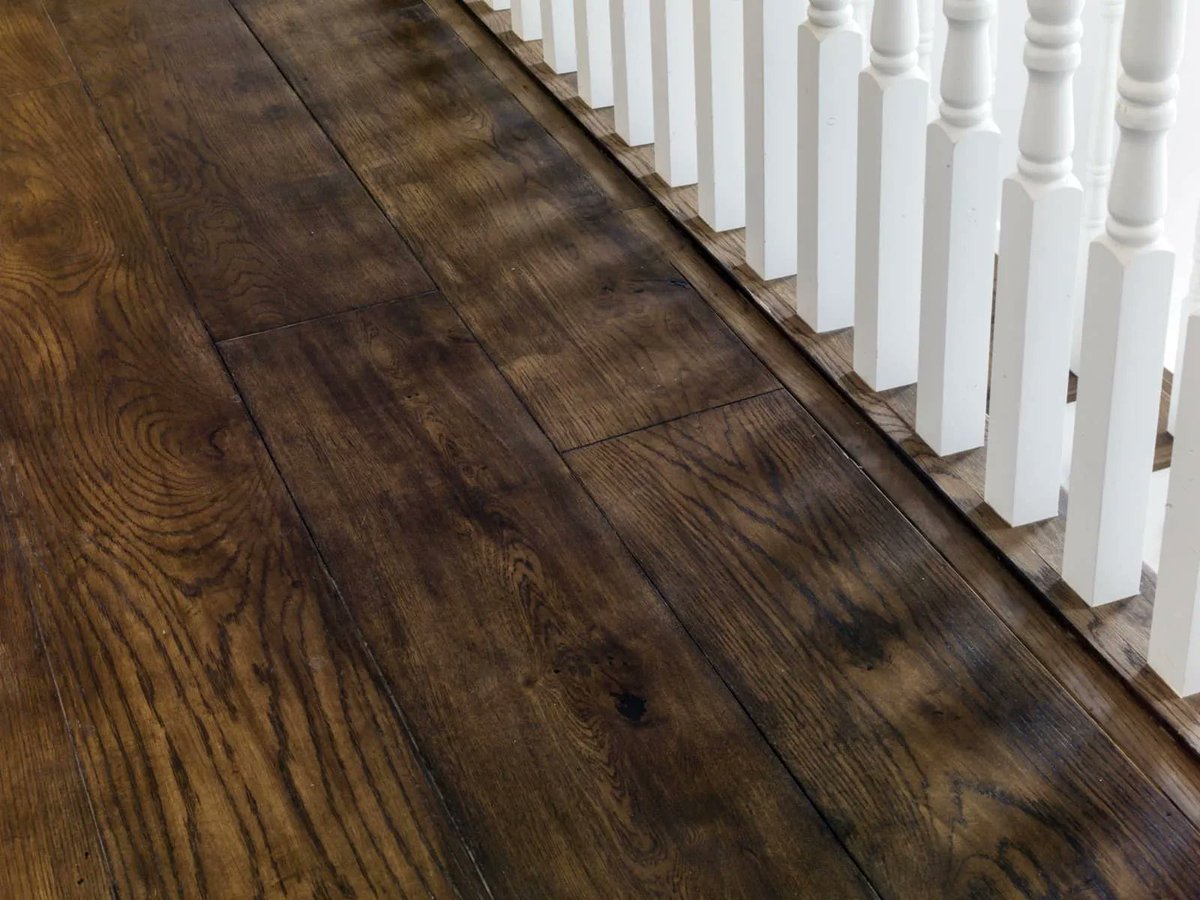 WOODEN FLOORING Hardwood floors in a variety of styles - planks, parquets or panels, the choice is yours. buff.ly/3ew2eDE #arlberrybespoke #bespokeinteriors #parquet #herringbone #chevron #woodfloors #woodflooringexpert #woodflooring