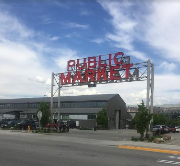 Spice up your Friday night by listening to live music from 6-8pm at #PybusMarket. 🎶 The market is a short walk from our hotel and has crafts by local artisans, cheeses and wines, and of course some delectable #Wenatchee apple products.

#RefreshinglyLocal