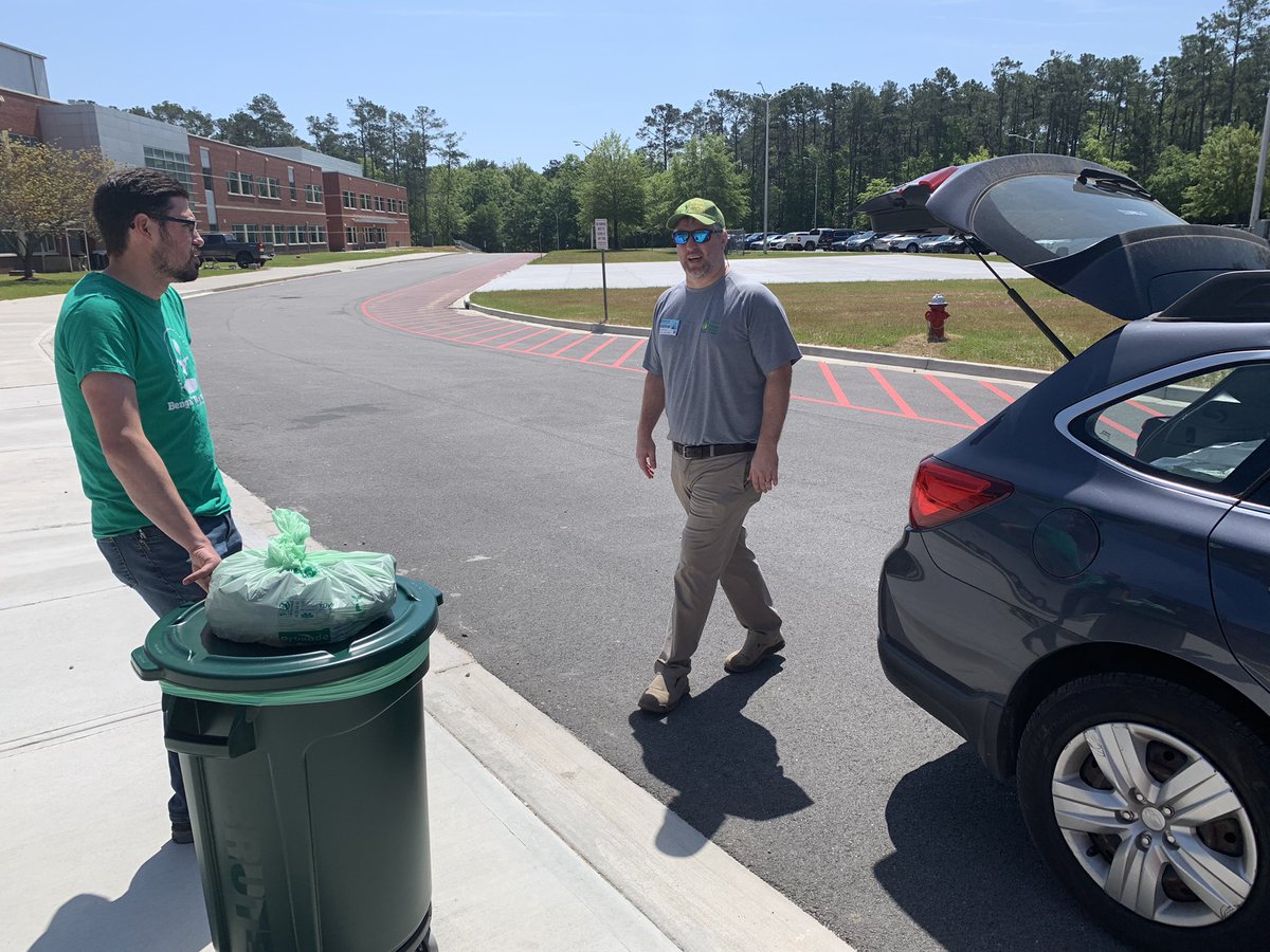 nate_innovate's tweet photo. Gotta be outside on #EarthDay w @bengalbiodiesel @BlythewoodHigh students setting up the new compost bin donated by Bio Joe #ReSoil https://t.co/JqXjbrmGg7