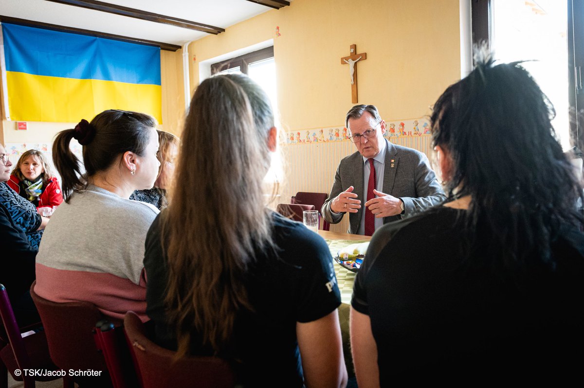 thueringende's tweet photo. „Ich komme zu Ihnen, um mich zu bedanken.“ 

Die Bürgerstiftung #Bernterode realisiert aus Eigeninitiative Hilfe für ukrainische Flüchtlinge. Im ehemaligen Kindergarten sind 30 Flüchtlinge untergebracht. Bei einem Besuch machte sich MP @bodoramelow ein Bild von der Arbeit. (1/2) https://t.co/2s0fLopTmB