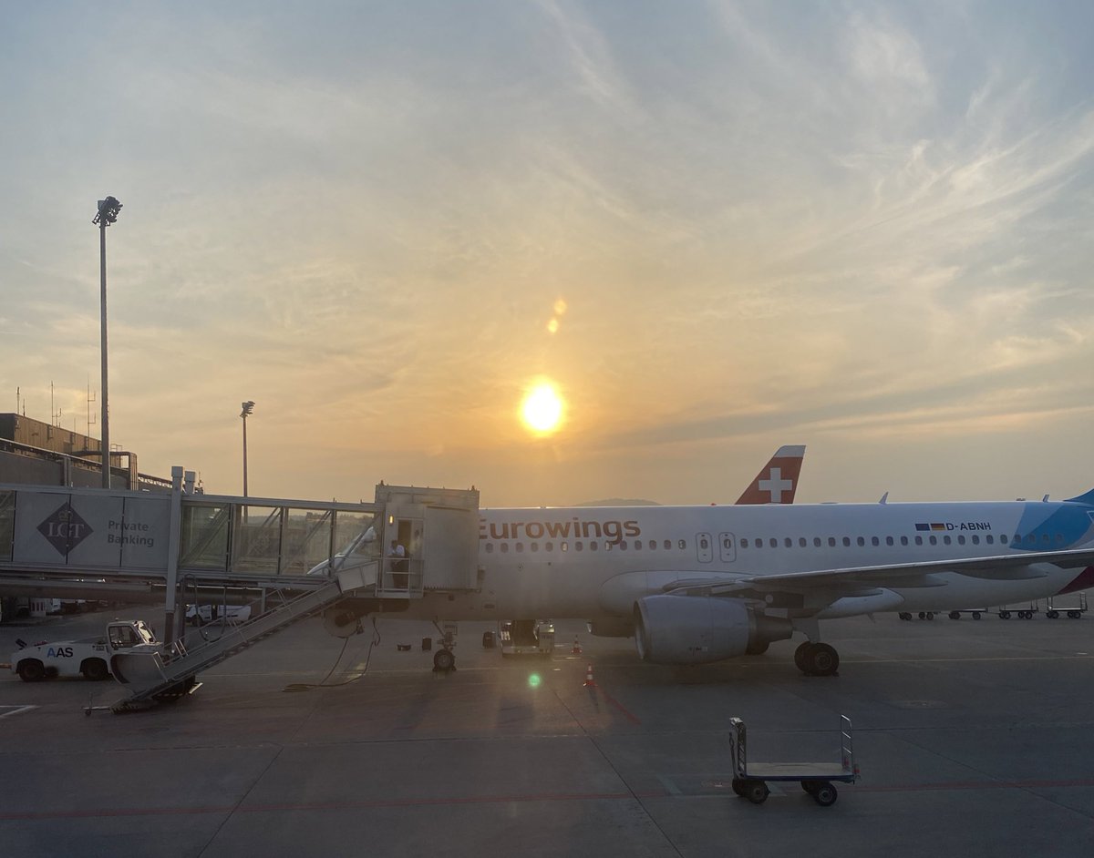 rmaessen's tweet photo. Freitagabend Romantik #ZRH to #DUS https://t.co/zebe5SnOhE