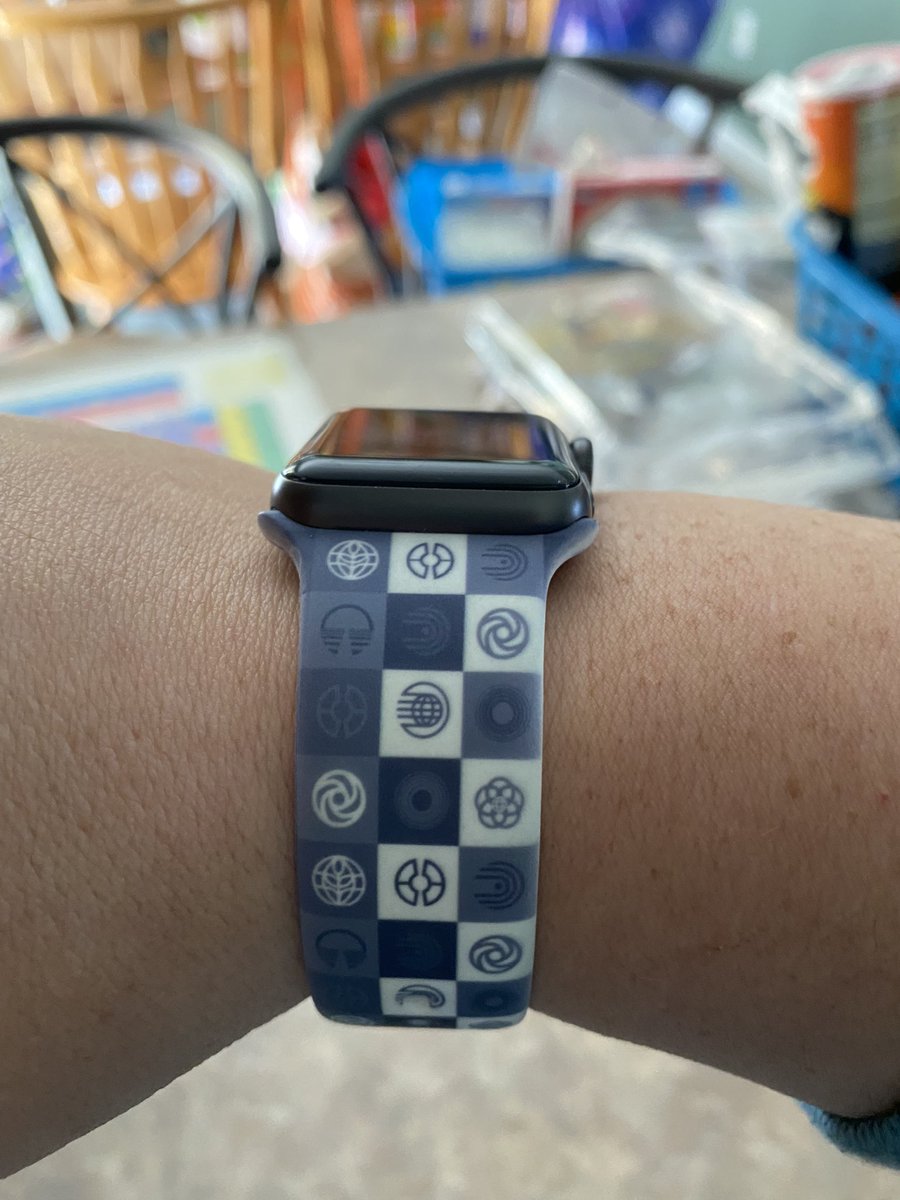 SBToDisneyCom's tweet photo. Another few jobs on our Disney To-Do list done! 

✅ @EJGinge’s Magic Band
✅ @OhItsSarahJane’s Apple Watch band
✅ 11yo’s Magic Band https://t.co/mKqjnlyWlQ