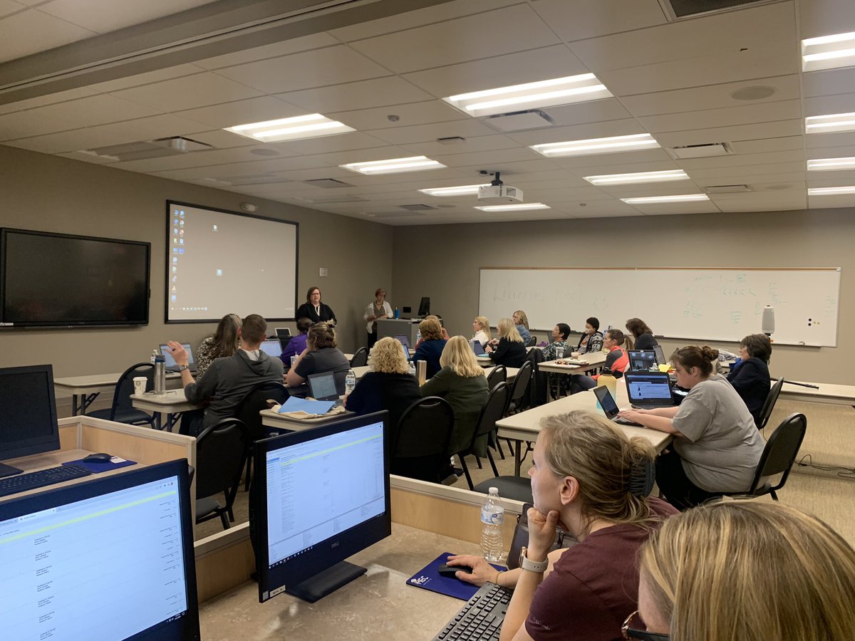 SCEfunbrarian's tweet photo. Our very own @PLSD Jennifer Goins presenting @follow_META for Librarian Professional Development Day! #PLSDproud #AprilisSchoolLibraryMonth https://t.co/lgxIgV4y0z