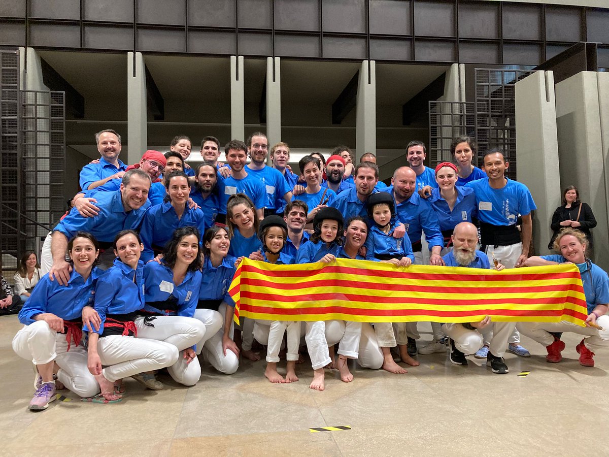 Geperuts's tweet photo. Nous n'avons pas rêvé, hier nous avons bien fait deux démonstrations de #castells dans la nef du Musée d'Orsay dans le cadre de la  #CurieuseNocturne "G pour Gaudí"!

En tout, nous avons fait Pd4, Pd4ps, Pd4, Pd4ps

Merci au @MuseeOrsay et à la @Catalogne_FR pour l'invitation! https://t.co/P3SNpzPBxD