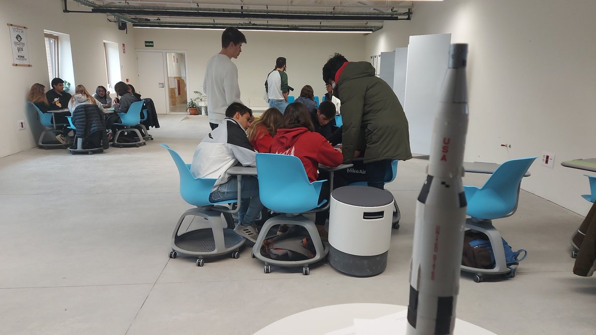 César Puche 🇦🇪 (@cesarpba) on Twitter photo De nuevo nuestros compañeros de <a href="/AntaresUAM/">A. A. Antares</a> han acudido a <a href="/EscuelaIdeo/">Escuela IDEO</a> para contarnos detalles de la carrera espacial🪐 + taller de cohetes. 🚀 Gracias 🙂 De nuevo nuestros compañeros de <a href="/AntaresUAM/">A. A. Antares</a> han acudido a <a href="/EscuelaIdeo/">Escuela IDEO</a> para contarnos detalles de la carrera espacial🪐 + taller de cohetes. 🚀 Gracias 🙂