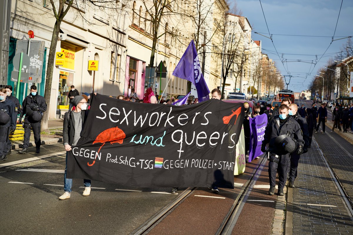 lzo_media's tweet photo. Halle // "Raise your Voice against TERFs"
Am 14. April zog eine feministische Demonstration gegen #Transfeindlichkeit in der linken Szene durch #Halle.
Videobeitrag: https://t.co/qFzwsy01XA
Artikel: https://t.co/ETbuEmraCw
#hal1404 #Feminismus https://t.co/qxAks1MkXF