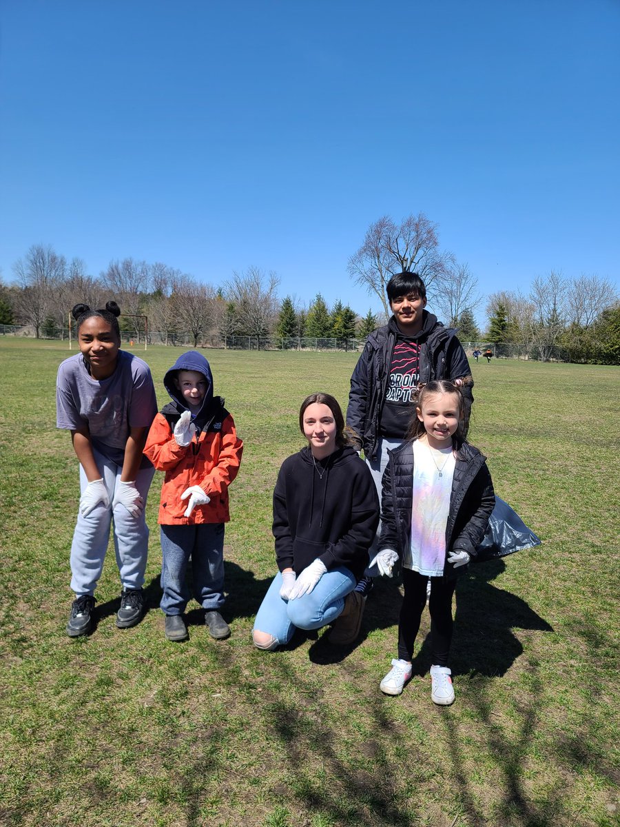 capeloa_class's tweet photo. School yard cleanup this afternoon with our Grade 1 learning buddies #EarthDay2022 🌏♻️ @Ms_Espinola @SMCDSB_MRO https://t.co/JiNfF2Zkb7