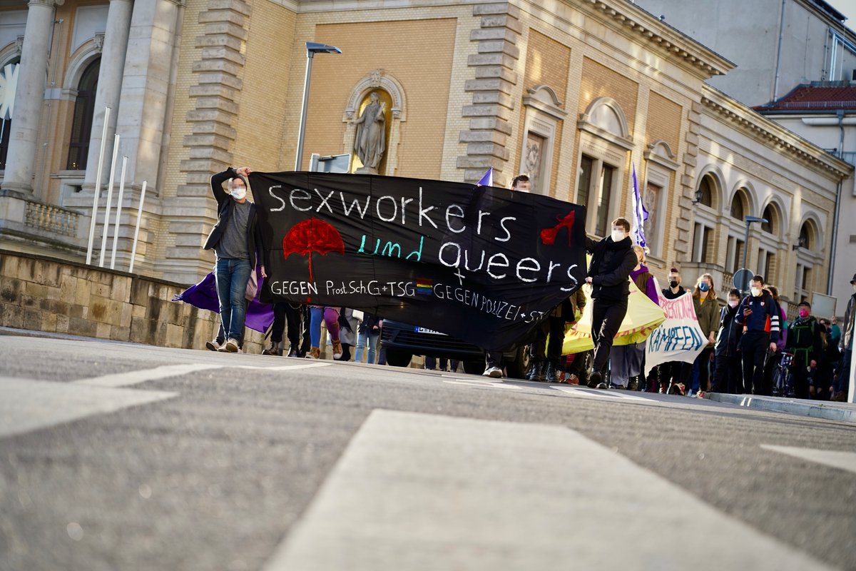lzo_media's tweet photo. Halle // "Raise your Voice against TERFs"
Am 14. April zog eine feministische Demonstration gegen #Transfeindlichkeit in der linken Szene durch #Halle.
Videobeitrag: https://t.co/qFzwsy01XA
Artikel: https://t.co/ETbuEmraCw
#hal1404 #Feminismus https://t.co/qxAks1MkXF