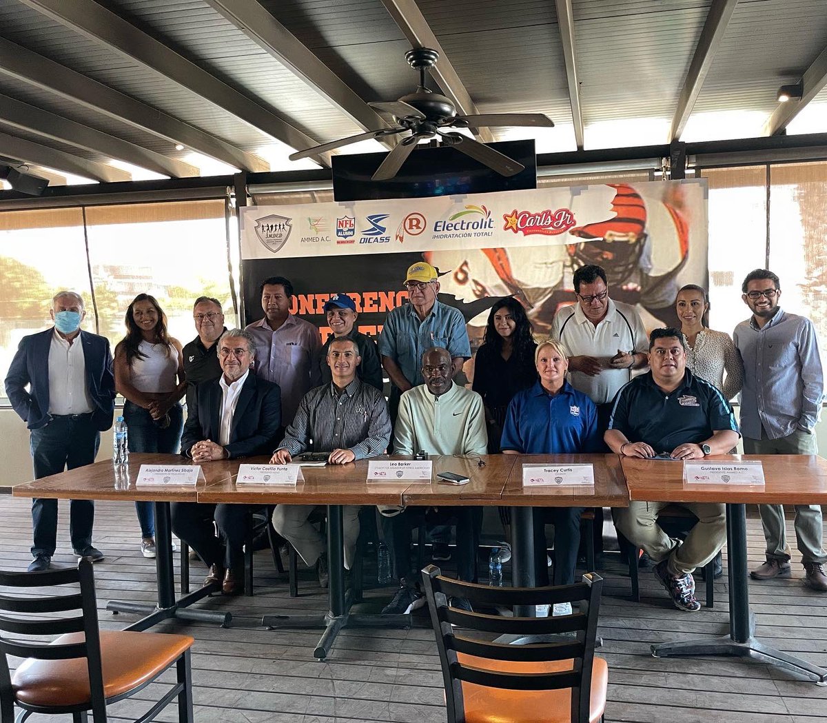 NetaAgencia's tweet photo. Así fue la conferencia de prensa de la 1er clínica de coaches de NFL 2022 con Tracey Curtís y Leo Barker🏈🏟. 

Ve la transmisión en vivo en nuestro Facebook https://t.co/PHGVYLAkUY

#NFL #coaches #football #futbolamericano #deportes #sports #coaches #coach https://t.co/PWo7d9fwGL