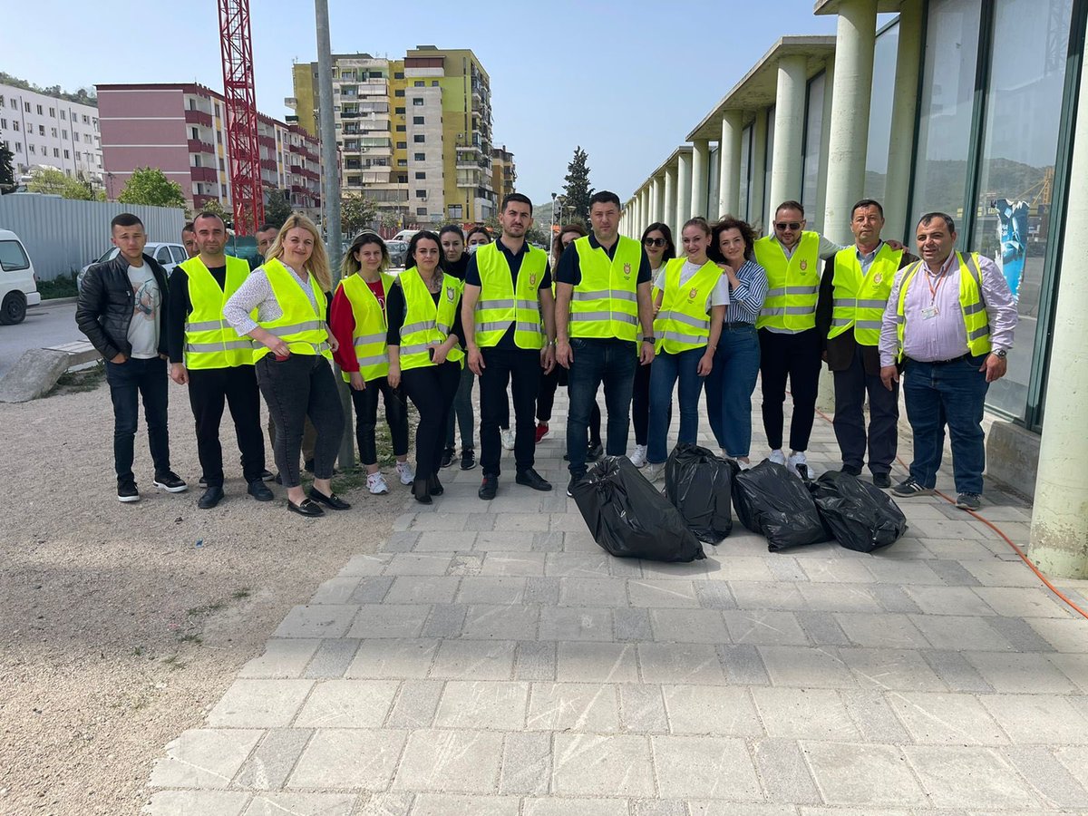 MirelaKumbaro's tweet photo. PASTRIMIN ♻️ siç e meriton #Shqipëria që do t’u lëmë trashëgim fëmijëve 
Momente nga pastrimi dhe aktivitetet në #Diber, #Patos, #Rrogozhine, #Cerrik, #Kruje, #Vore, #Gramsh, #Kurbin 
#DuaShqipërinëEPastër💚 
#TëBashkuarJoTëNdarë🤝 
#ShqipëriaEArdhmjaJonë☀️🇦🇱 
#SkaKohëPërPushim https://t.co/AQH4P5kJLg