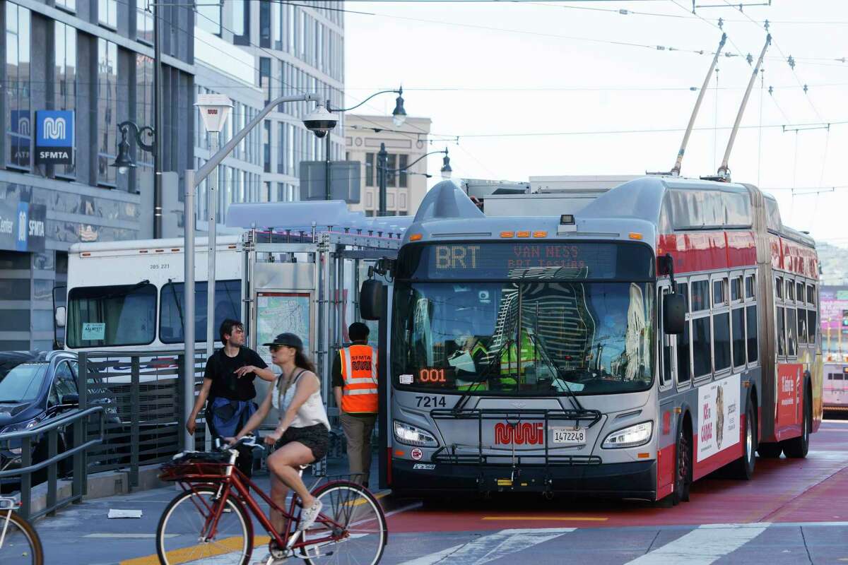 JSadikKhan's tweet photo. Happy Earth Day to those who celebrate. To those who don't, here's a bike lane, a bus lane and some room to walk to get you started. 

If you love the planet, learn to love your streets, and fight for them—the future depends on it. #EarthDay https://t.co/8UEXup2PFa