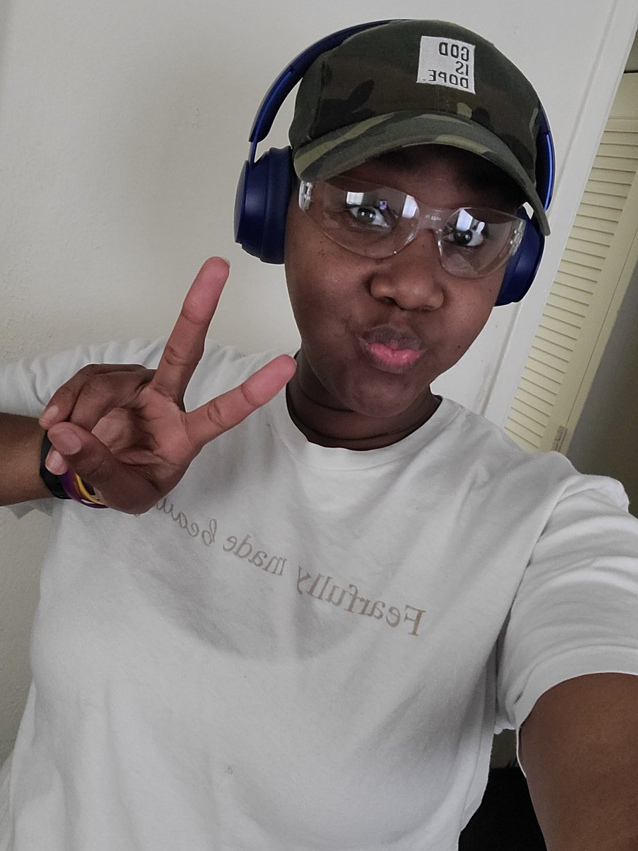 KizziRock_'s tweet photo. I just want y'all to know that, as of today, can't nobody tell me shit!
WHY?
Cause I just mounted my own TV bih! FOH! Don't say nothing to meeee!
🤪💪🏾🖥🗜🛠👩🏾🔧
#tvmount #diy #ididthat #strongfriend #lilmechanic #diyqueen #tootingmyhorn #talkingmyshit #onn. #samsungtv https://t.co/qCIBUQFOi2