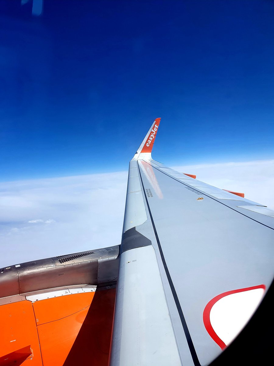 _NicFarnsworth's tweet photo. The sun was shining in Glasgow. #crisp 👌🏻. 
Thankfully my suitcase arrived in Glasgow, in time for me to ID it &amp; send it right back home #SmallWins . Apologies to everyone at the @PWInstitution conference who had to listen to my missing suitcase story https://t.co/eIbWUfLxD5