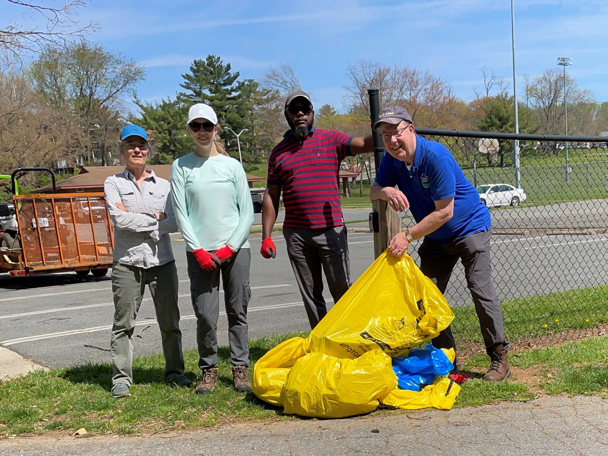 PotomacCommis's tweet photo. ICPRB staff celebrated Earth Day ๐ with a trash pickup at a creek near the office. We saw car parts๐, a few plastic bags ๐๏ธ, and a fox ๐ฆ! Tell us how you are celebrating? #PotomacCleanup @GburgMD @MikeNardolilli https://t.co/Tkz9uMMnXt
