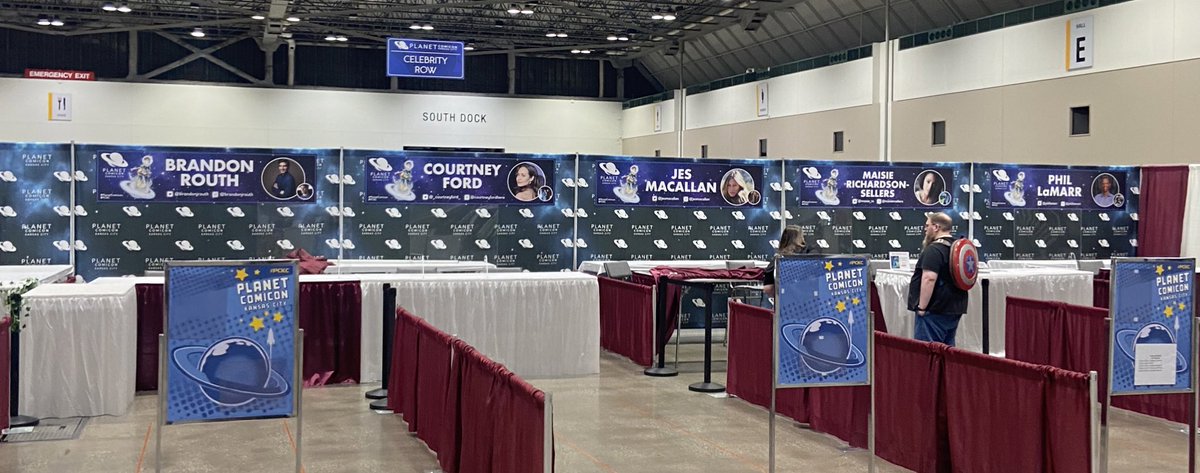plinys's tweet photo. we’re here!!! @jesmacallan @maisie_rs 

(and then @BrandonJRouth @_CourtneyFord_ tomorrow!!) https://t.co/uhAS2pZnru