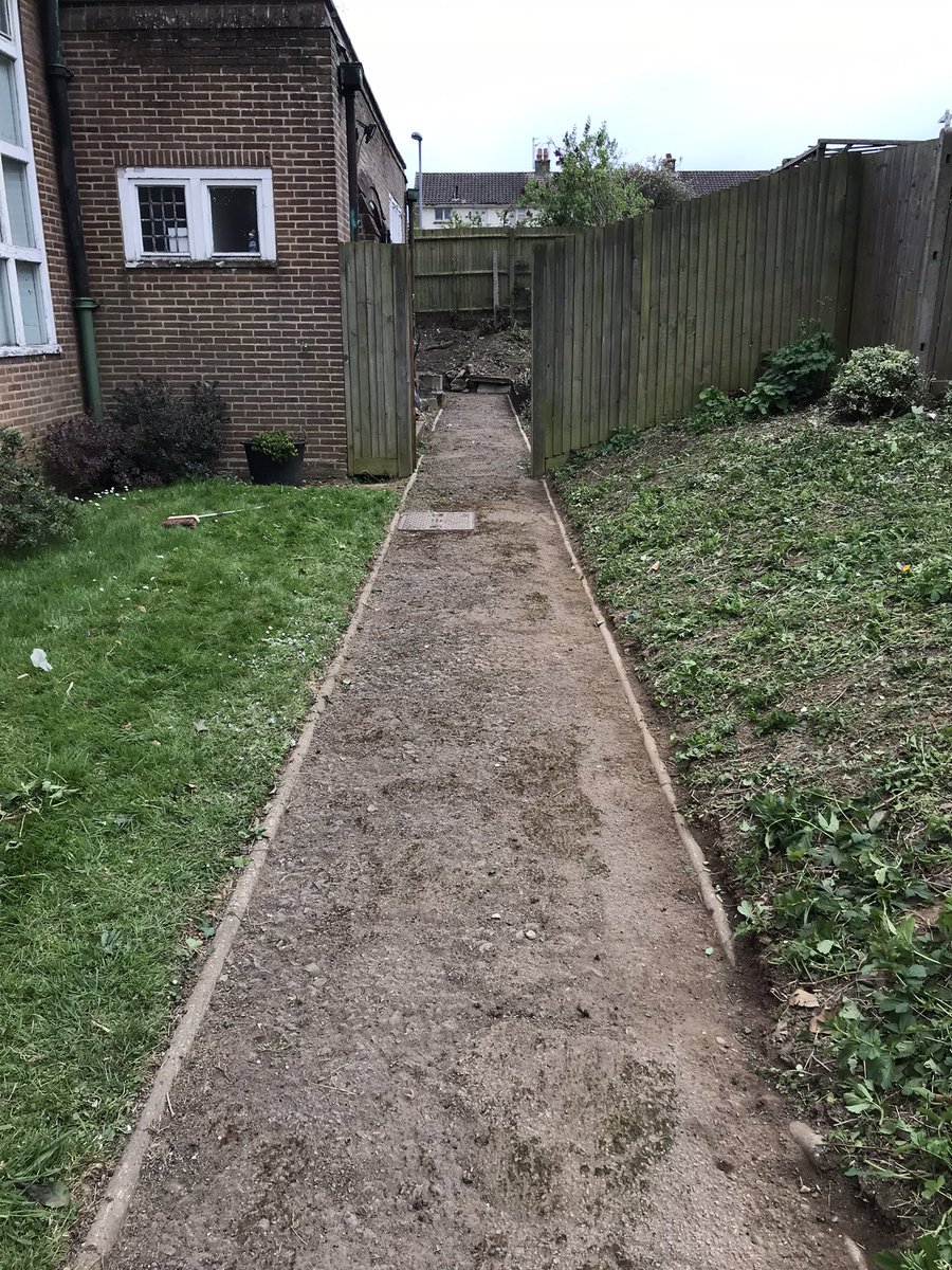 AitkinHazel's tweet photo. Today's #communitypayback team from @KSSPS_CP #Maidstone working in partnership with #maidstonetaskforce continued to make a difference at #StMartinsChurch and village hall #Shepway π #givingback #probationworks https://t.co/wPywjlbo3F
