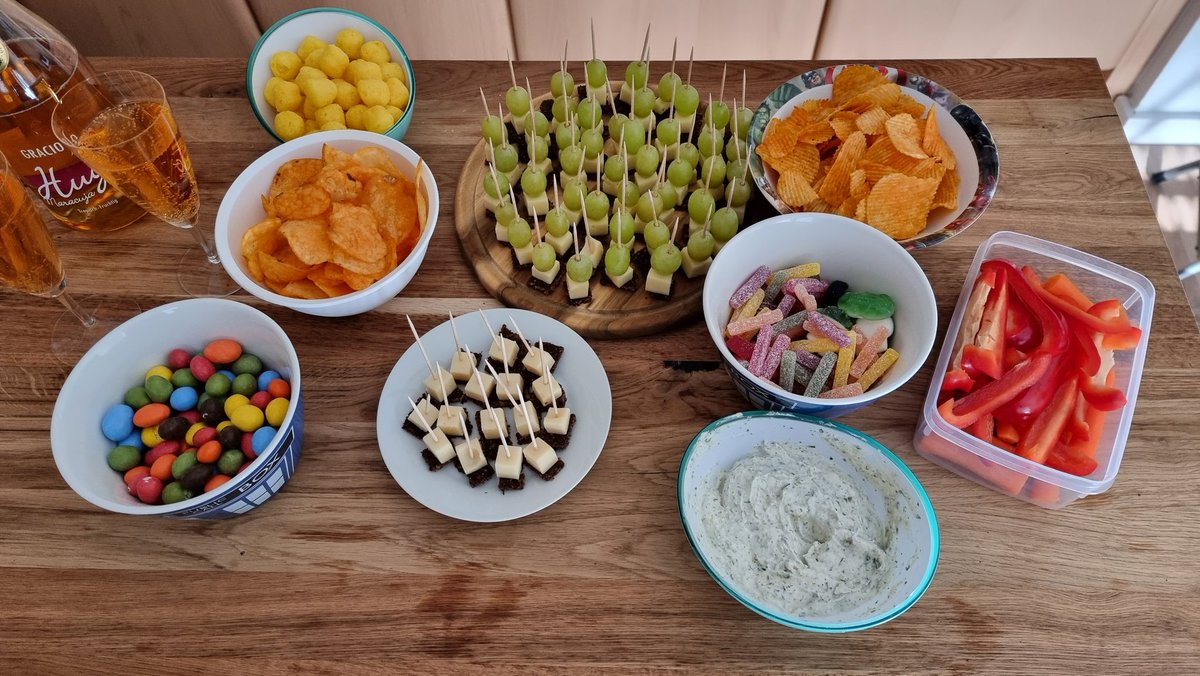 FiniArts's tweet photo. #WildeHORDE schaut man am besten mit reichlich Snacks! https://t.co/IkxxsiXiTJ