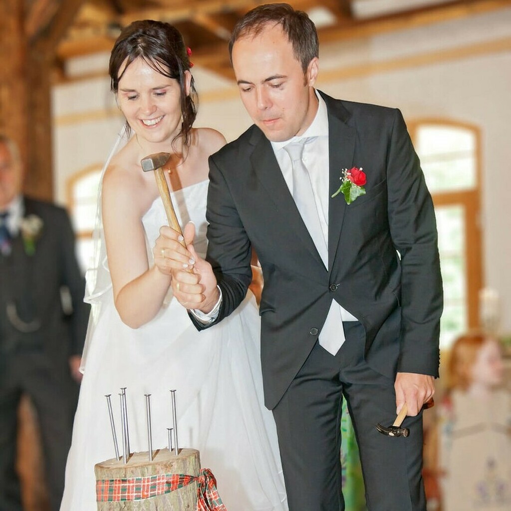 Hochzeitsspiel mit Hammer und Meißel

Hochzeitsspiele und Hochzeitsbräuche sind auf der Hochzeitsfeier nicht wegzudenken. Richtig handfest kann es auf einer Hochzeit zugehen, wenn das Brautpaar zu Hammer und Meißel greifen muss. 

Den Link findet ihr in unserer Bio.

#hammer…