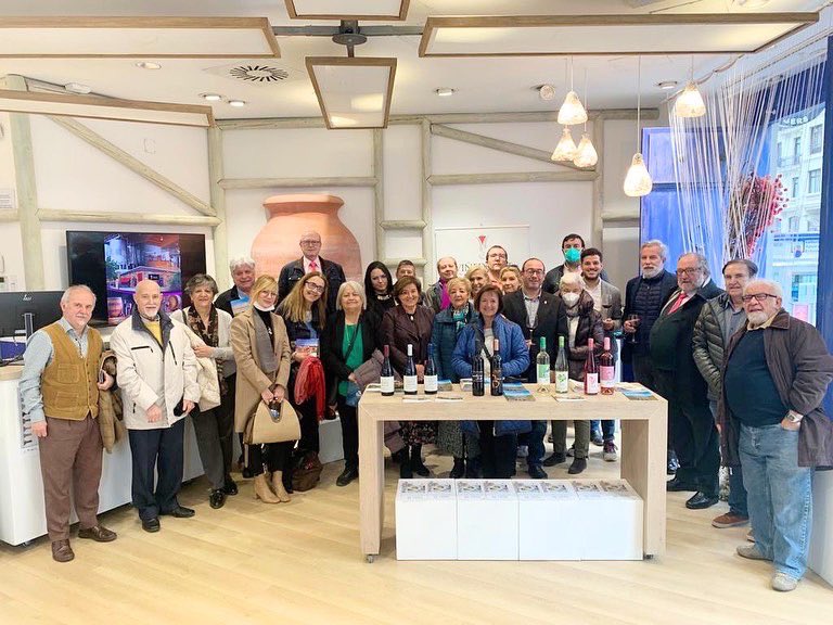 clmenmadrid's tweet photo. 👉🏻 La Bodega #ViñedosdeCamarena de la @DOMentrida nos ha deleitado en #GranVia45 con una estupenda cata maridaje de vinos Bastión: blanco, rosado y tinto. 🍷Acompañando los caldos con codorniz escabechada, ibéricos, queso curado… 🙌EXITAZO🤩 @turismoclm @EconomiaCLM https://t.co/Rk8t5t7eRE