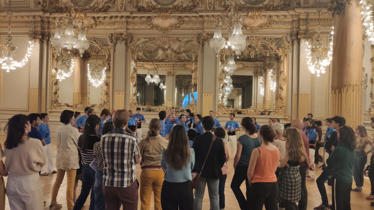 Geperuts's tweet photo. En plus, nous avons eu l'opportunité d'organiser deux ateliers de #castells dans la Salle des Fêtes du @MuseeOrsay

Nous avons fait découvrir notre activité au public présent, qui a pu s'essayer aux "piliers" et vivre l'experience d'être dans une "pinya"! https://t.co/XAeUh7O68j