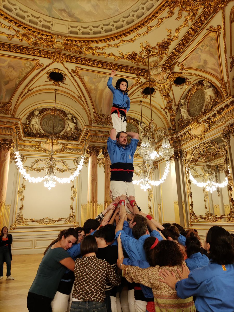 Geperuts's tweet photo. En plus, nous avons eu l'opportunité d'organiser deux ateliers de #castells dans la Salle des Fêtes du @MuseeOrsay

Nous avons fait découvrir notre activité au public présent, qui a pu s'essayer aux "piliers" et vivre l'experience d'être dans une "pinya"! https://t.co/XAeUh7O68j