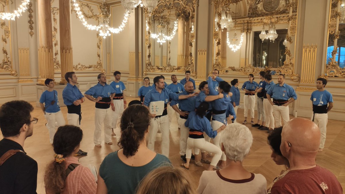 Geperuts's tweet photo. En plus, nous avons eu l'opportunité d'organiser deux ateliers de #castells dans la Salle des Fêtes du @MuseeOrsay

Nous avons fait découvrir notre activité au public présent, qui a pu s'essayer aux "piliers" et vivre l'experience d'être dans une "pinya"! https://t.co/XAeUh7O68j