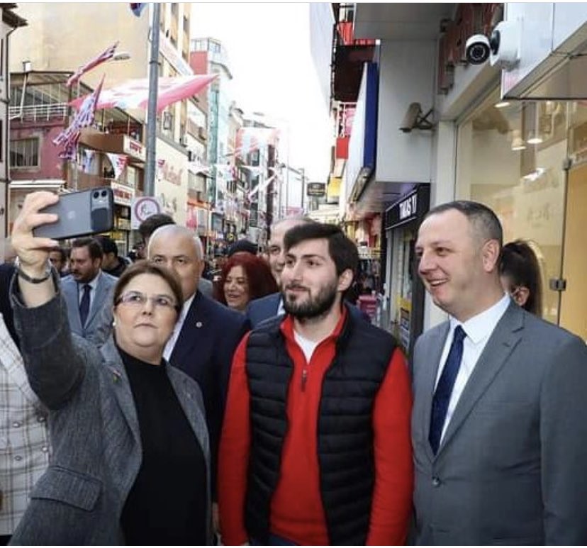 akgencdevrek's tweet photo. Devrek Gençlik Kolları Başkanvekilimiz Zafercan Taşcı,Aile ve Sosyal Hizmetler Bakanımız Sn.Derya YANIK  hanımefendi ile birlikte çarşı esnafımızı ziyaret etti. Sayın Bakanımız hemşehrilerimizin taleplerini dinledi, hayırlı işler temennisinde bulundu.
#AkGençDevrek https://t.co/KgN9YIITEn