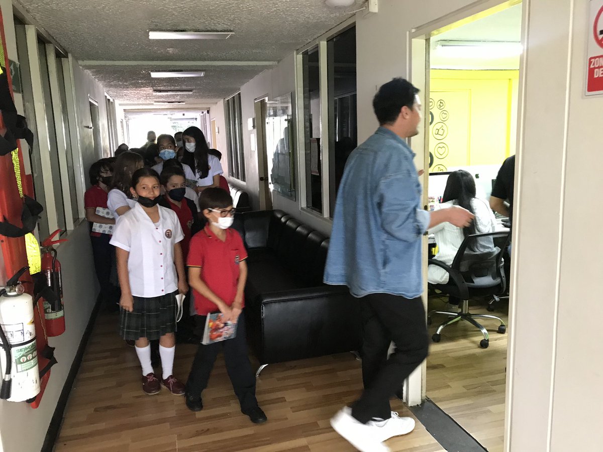 CanalTRO's tweet photo. 🎦 A esta hora recibimos la visita de los estudiantes de grado quinto del Colegio San Pedro Claver. 

🤩 En su recorrido por las instalaciones y oficinas del Canal TRO descubrieron los detalles que se esconden detrás de cámaras para llegar a las pantallas de sus hogares.📺 https://t.co/ggSgtvGfey