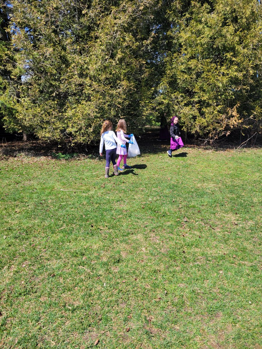 welwrdsb's tweet photo. Some of our friends in 1A and 1B out gathering garbage on this Earth Day @wrdsb https://t.co/eJi4757geX
