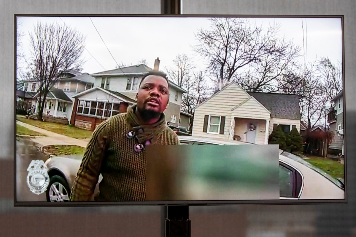 ajplus's tweet photo. Rev. Al Sharpton demanded authorities release the name of the Michigan officer who fatally shot #PatrickLyoya.

"Every time we are suspected of something you put our name out there ... we want his name!"

The 26-year-old Congolese refugee was shot in the head while face down. https://t.co/nn6Unrxk2N