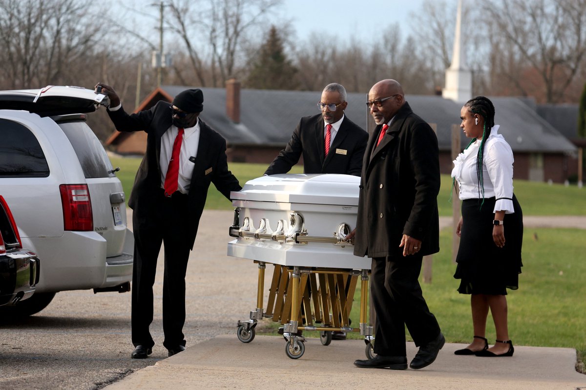 ajplus's tweet photo. Rev. Al Sharpton demanded authorities release the name of the Michigan officer who fatally shot #PatrickLyoya.

"Every time we are suspected of something you put our name out there ... we want his name!"

The 26-year-old Congolese refugee was shot in the head while face down. https://t.co/nn6Unrxk2N