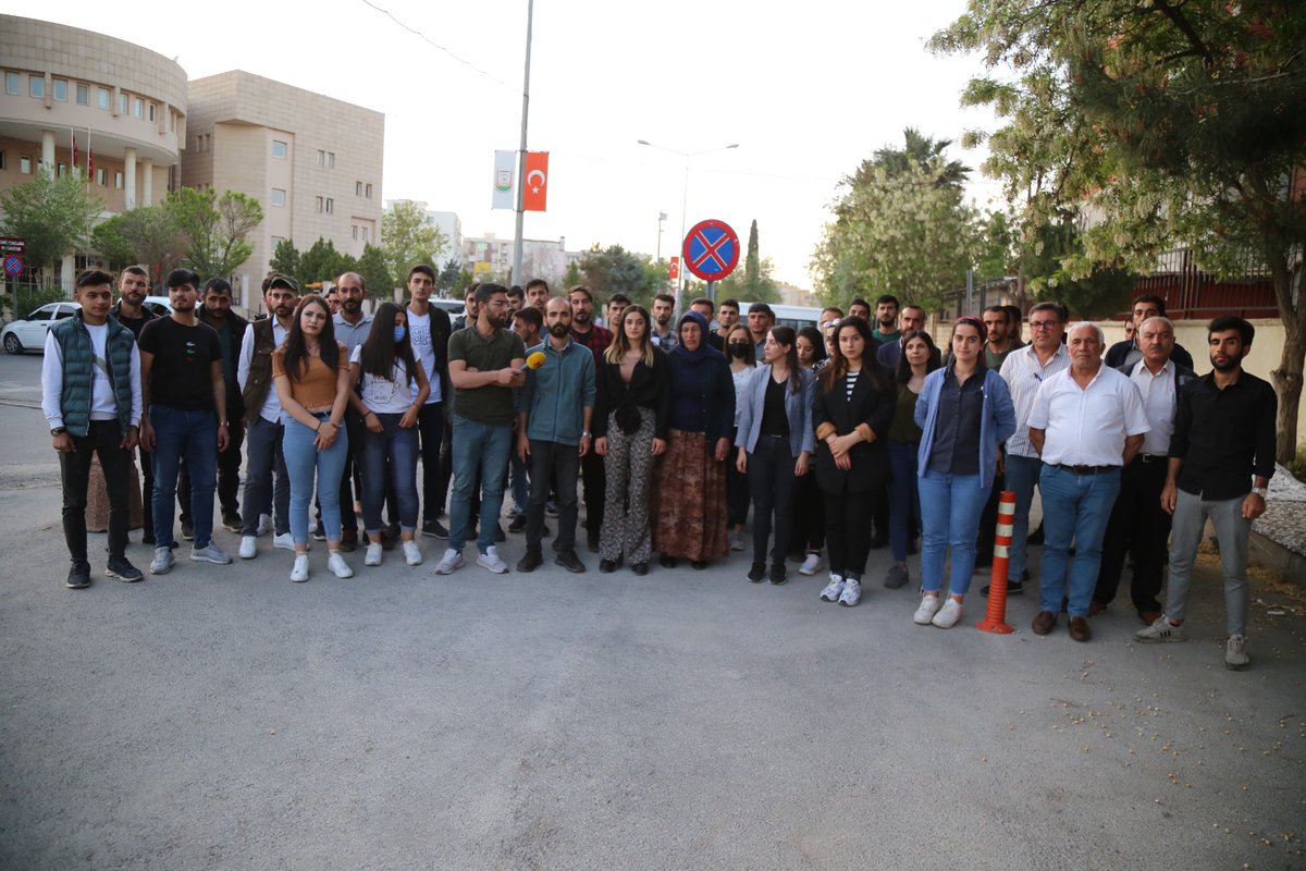 410 gündür Urfa Adliye binasının duvarlarını titreten destansı Şenyaşar direnişine ses olma adına HDP Gençlik Meclisleri olarak Şenyaşar Ailesi'nin yanında olduğumuzu haykırdık!

Emine Anne'nin direnişi, Kürt Halkının susturulamayan sesidir. @senyasarailesi