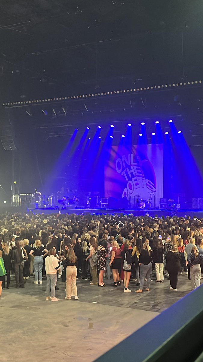 tashastyles7's tweet photo. Waiting for @Louis_Tomlinson cant wait 😜 https://t.co/wzCIRc0FWd