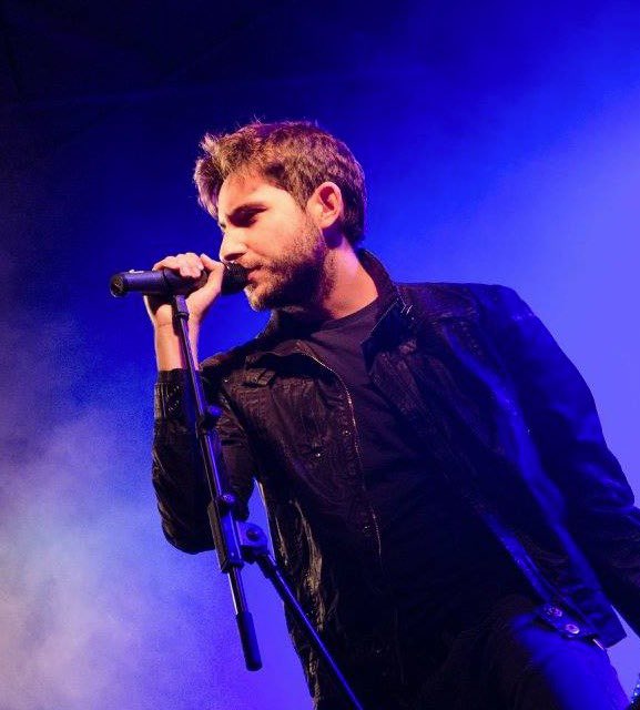 Ex cantante de New Jungle, alto (muy alto). Esa voz que cuando suelta las dos primeras notas te giras y ves que has dejado de respirar. Esta vez en una colabora sorpresa muy especial.

BIENVENIDO JUAN ANTONIO