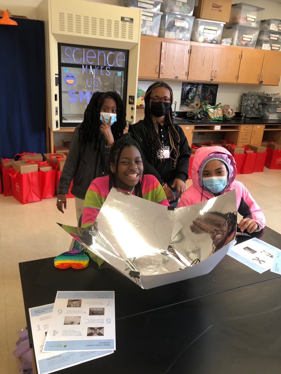 DCSEU's tweet photo. Yesterday we partnered with @langleyDCPS to teach 5th grade students in their STEM Lab about the power of solar energy. We even built our own #solarcookers to make sโmores โ๏ธ! #earthday https://t.co/e9r379fNvO