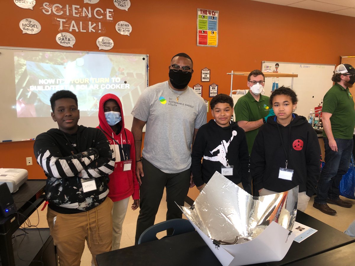 DCSEU's tweet photo. Yesterday we partnered with @langleyDCPS to teach 5th grade students in their STEM Lab about the power of solar energy. We even built our own #solarcookers to make sโmores โ๏ธ! #earthday https://t.co/e9r379fNvO