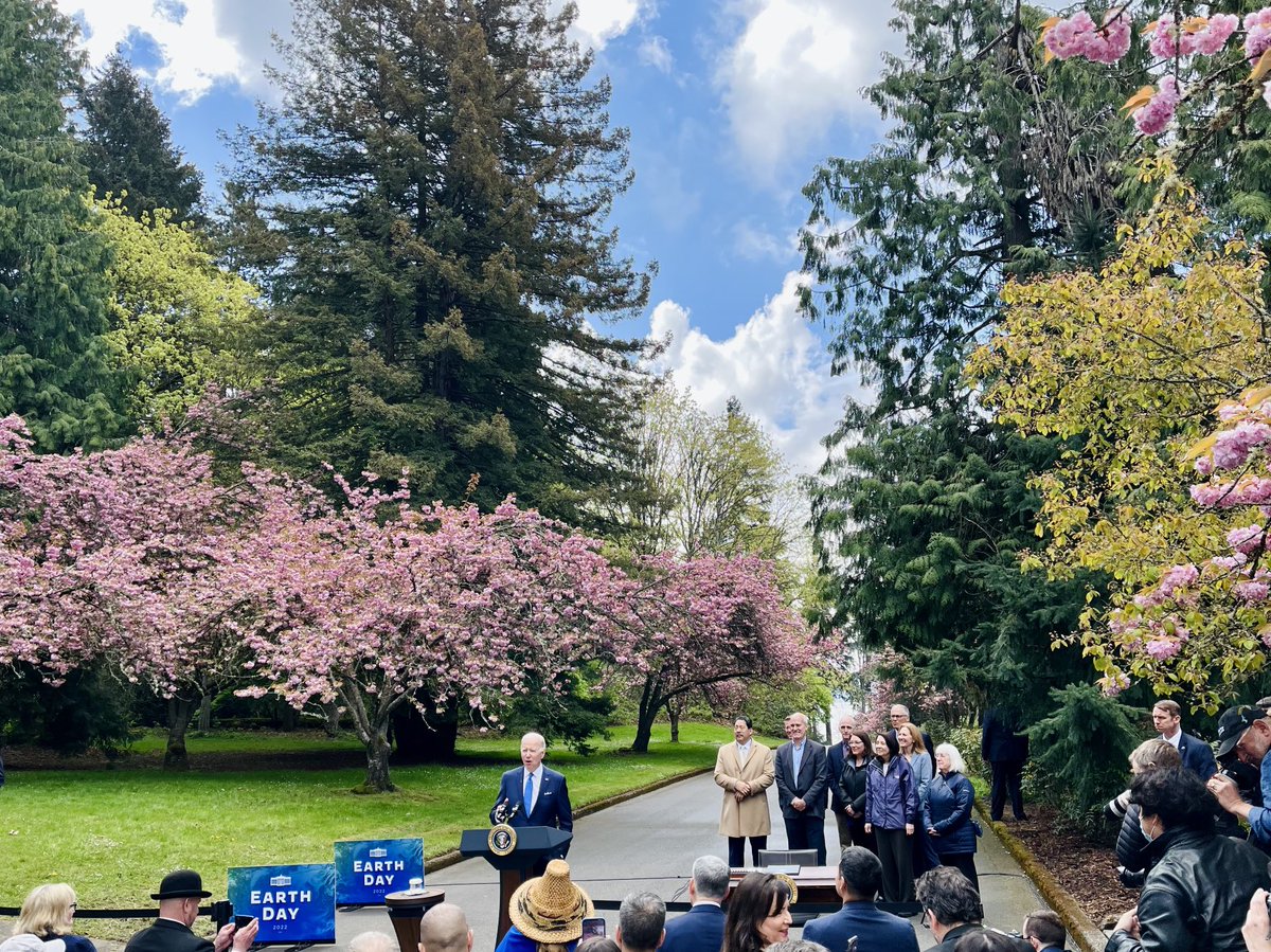 alizaidi46's tweet photo. .@POTUS leading. 

Taking action. Every day. And again today, on Earth Day 2022!

(Also — the sun is literally coming out right now.) https://t.co/l1FNhZRAll