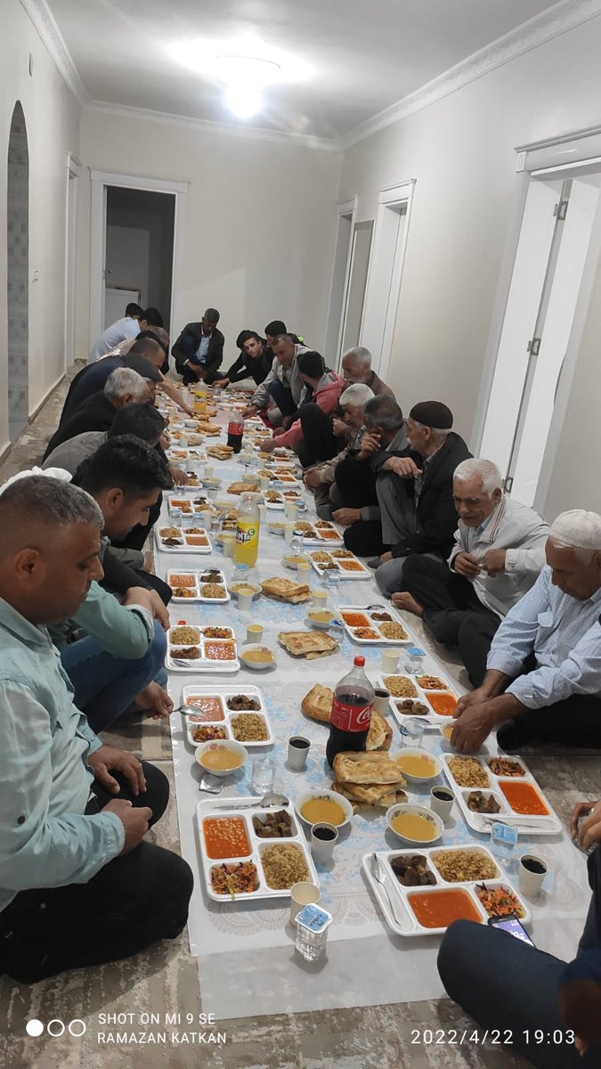 ak_hazro's tweet photo. Hazro Sürenbağ Mahle başkanı ve yönetimiyle  Mahallemizde  buluşup iftarımızı birlikte yaptık. https://t.co/RxO68ulPxF