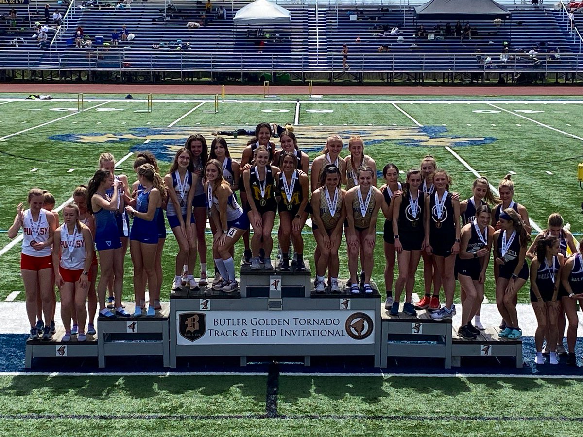 First place 4x800 relay at the Butler Invitational...Reigning PIAA State CC Champions are at it again! Congrats girls!!!! 💪🏽