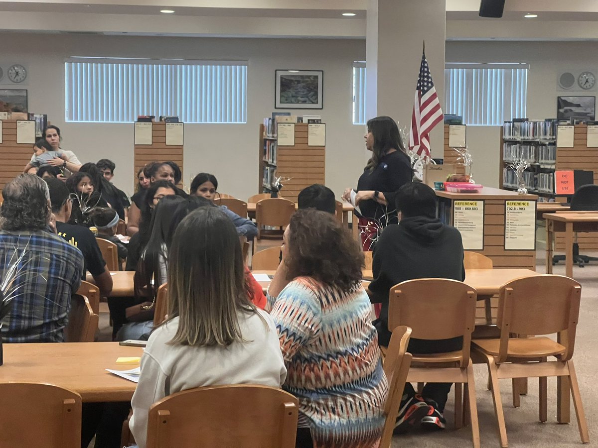 EvergladesLIA's tweet photo. Storytelling! Proud of lie students sharing their stories. Everglades and South Broward. Thank you to EHS principal and administration for the support. Thank you @ilearnamerica @BrowardESOL Osiris and Vicky special thanks for giving this opportunity . @EvergladesLIA https://t.co/w4oyAGuazX