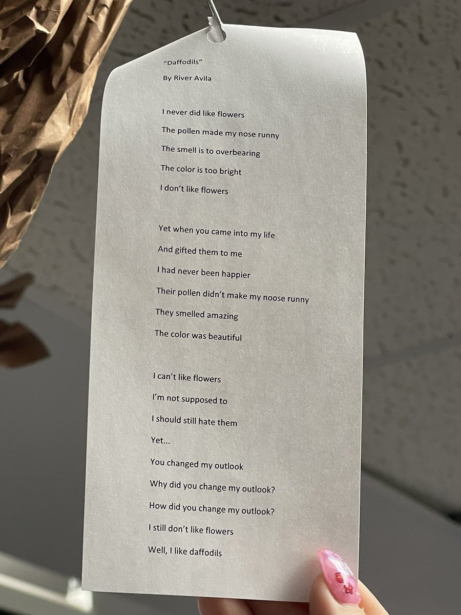 JMarquez_LMS's tweet photo. Mr. Helmling’s Creative Writing Class helping to bring our Poet-Tree to life with their original poems.These students are really amazing 🤩#mhslibrary #TeamSISD #NationalPoetryMonth #librarianbrags @MontwoodHS @DMacon_MHSReads @Sparks_Interest @TxASL @SocorroISD @OHairston_MHS https://t.co/NYkH2hShXO
