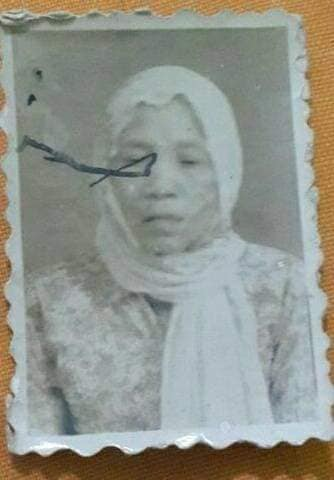 [Utas]

Diceritakan oleh para senior, mbah Manab atau setelah haji berganti nama dg Abdul Karim, tidak berkenan untuk difoto dan tidak mempan difoto, sehingga ketika akan berangkat haji kedua kalinya bersama sang istri mbah Dlomroh di tahun 50 an, ⤵️