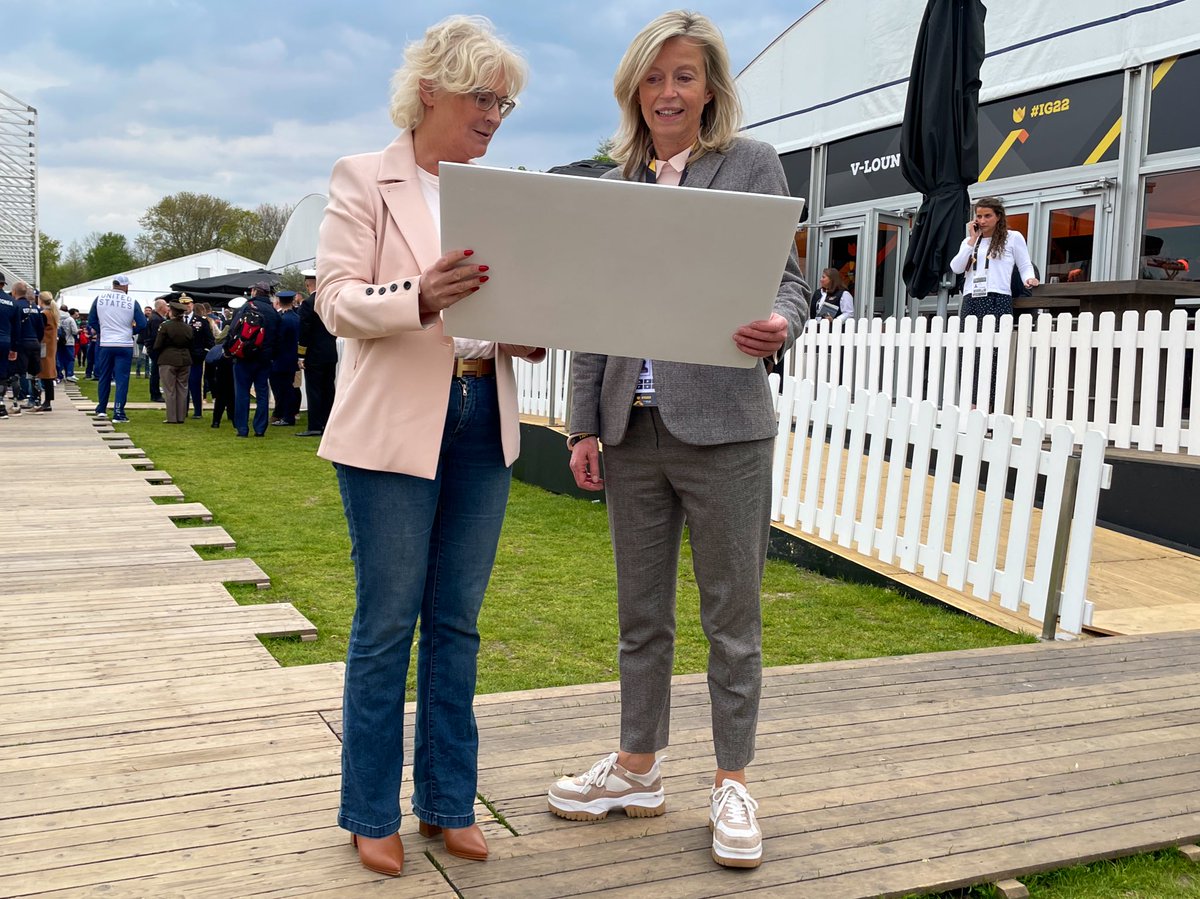 BMVg_Bundeswehr's tweet photo. Bei den @InvictusGamesNL traf Ministerin Lambrecht auf König Willem-Alexander und ihre 🇳🇱 Amtskollegin @KajsaOllongren. Mit der Übergabe eines Bildes bedankte sie sich für die Spiele in Den Haag und für das Engagement für unsere Unbesiegbaren. https://t.co/EuroPnH2fe