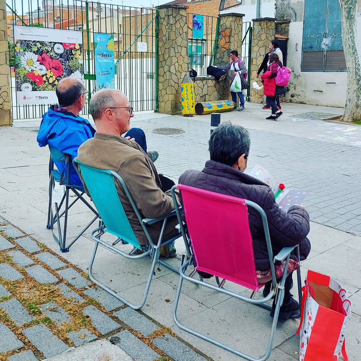 PauCasals_Rubi's tweet photo. Avui hem celebrat la prèvia de #SantJordi a la pl. Manuel Miralles: llibres, jocs, tertúlia però sense els bancs que l'@ajrubi no vol tornar a instal•lar tot i les 250 signatures presentades

#TorneuelsBancs
#MilloremRubi
#Rubicity
#espaipublic
@anammartinez 
@juanlopeznunez https://t.co/fnpNdBG1hL