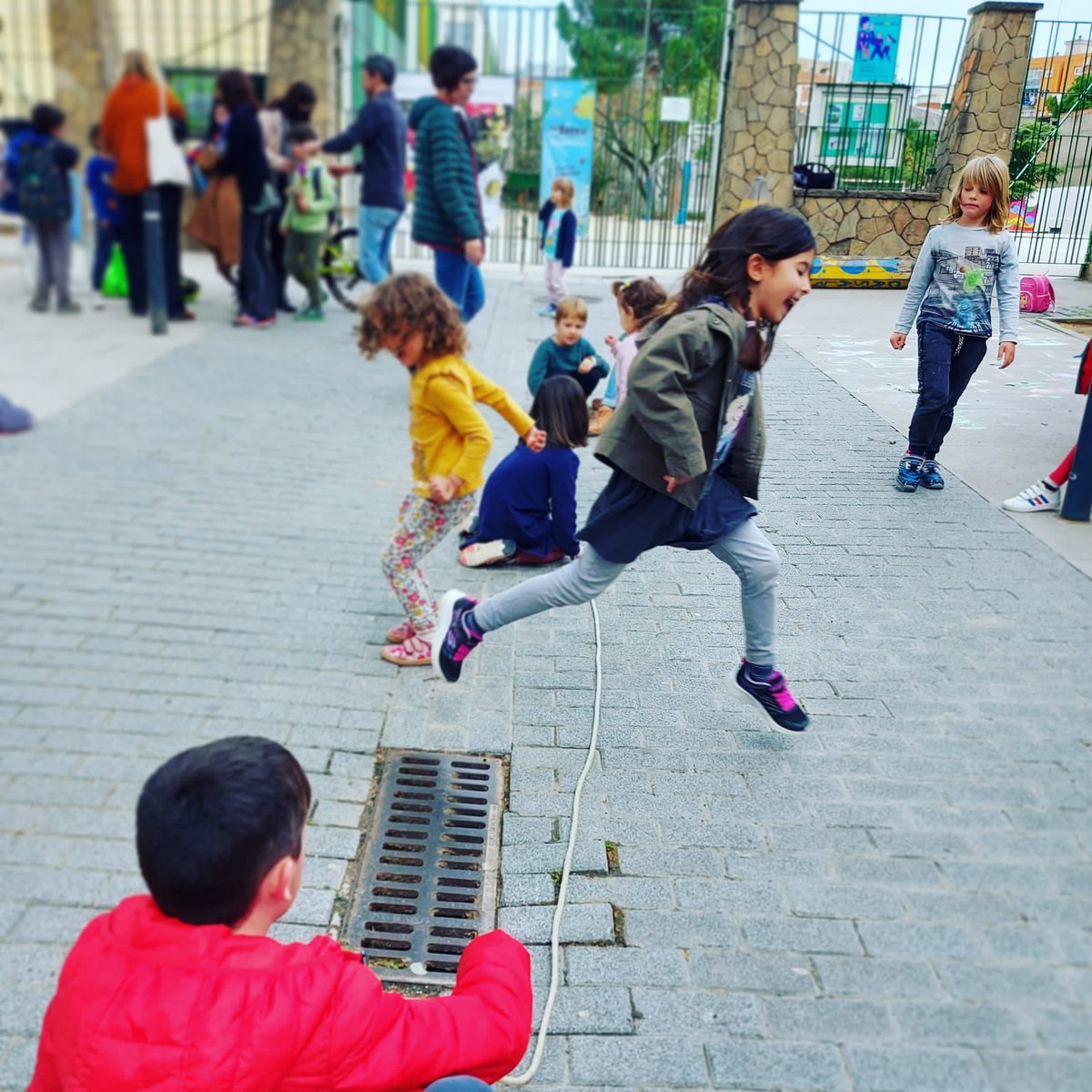 PauCasals_Rubi's tweet photo. Avui hem celebrat la prèvia de #SantJordi a la pl. Manuel Miralles: llibres, jocs, tertúlia però sense els bancs que l'@ajrubi no vol tornar a instal•lar tot i les 250 signatures presentades

#TorneuelsBancs
#MilloremRubi
#Rubicity
#espaipublic
@anammartinez 
@juanlopeznunez https://t.co/fnpNdBG1hL