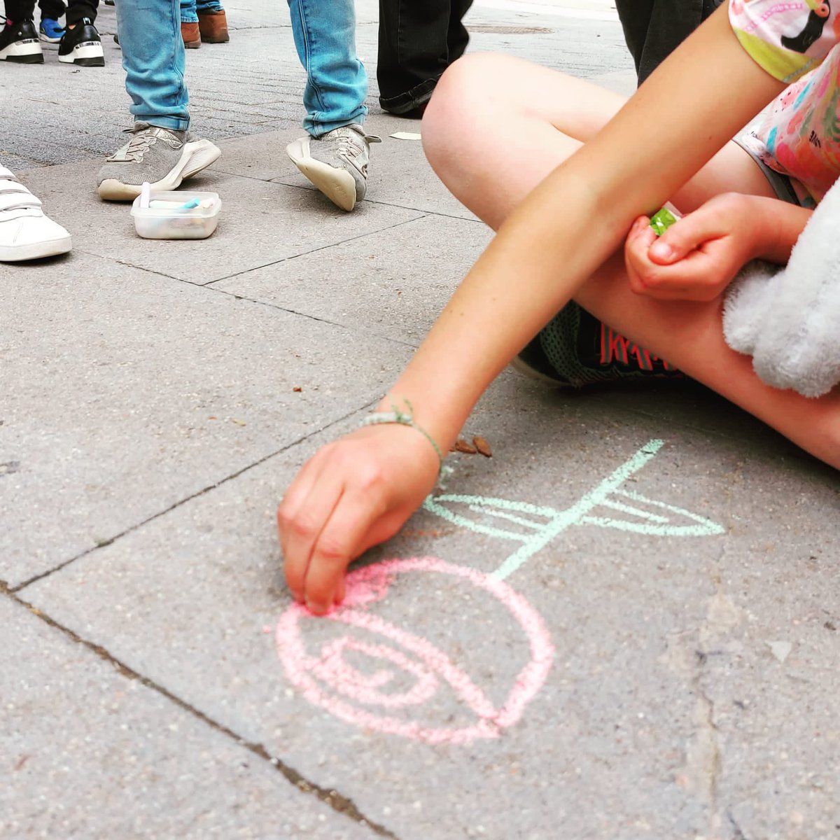 PauCasals_Rubi's tweet photo. Avui hem celebrat la prèvia de #SantJordi a la pl. Manuel Miralles: llibres, jocs, tertúlia però sense els bancs que l'@ajrubi no vol tornar a instal•lar tot i les 250 signatures presentades

#TorneuelsBancs
#MilloremRubi
#Rubicity
#espaipublic
@anammartinez 
@juanlopeznunez https://t.co/fnpNdBG1hL