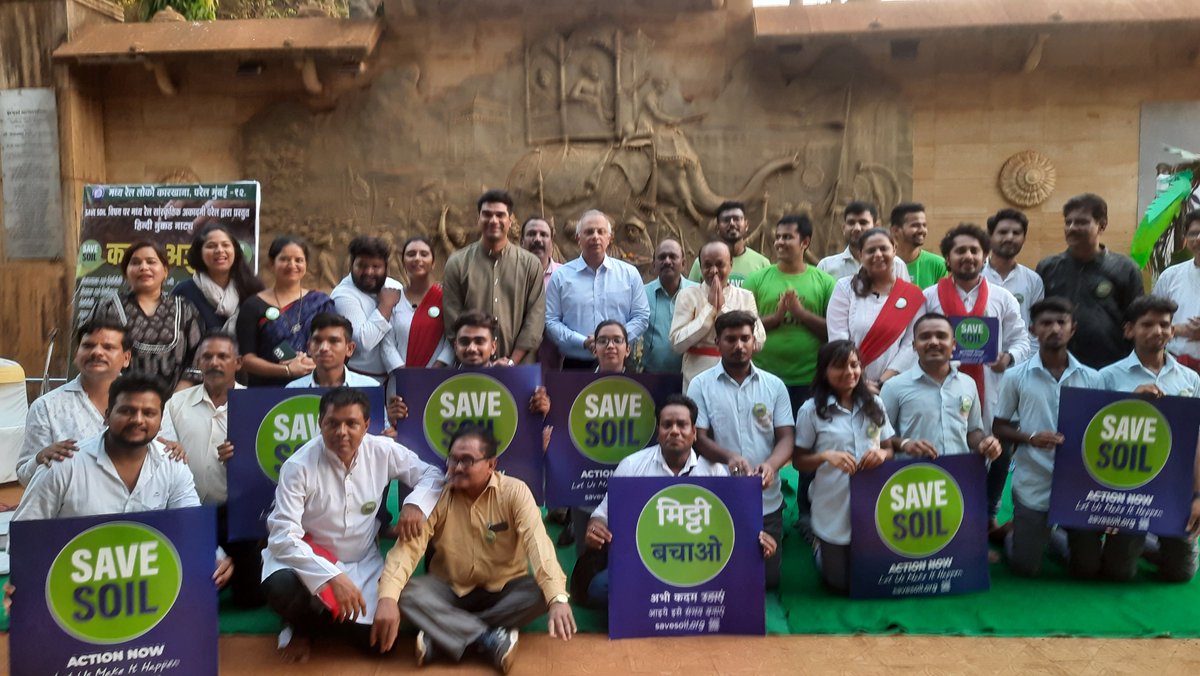 cpsavesoil's tweet photo. #EarthDay celebrations at Shivaji Park, Mumbai.
@1nitinsardesai @YashSardesai31 and @jay4oceans along with over 120 supporters came together to raise awareness about the #SaveSoil movement. #MyConnectWithSoil https://t.co/p3aSVtTi4c