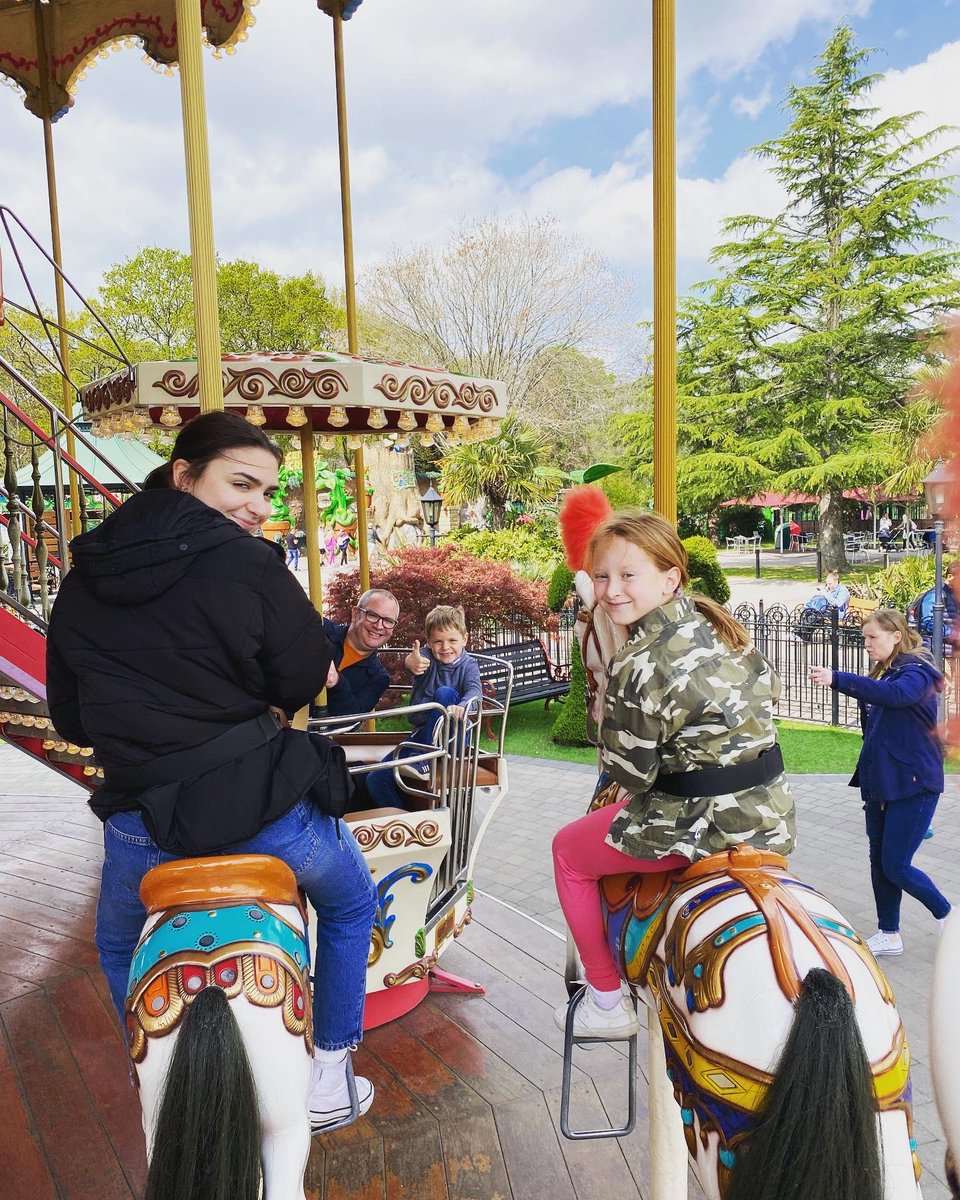 zoehanson1's tweet photo. Sooooo much fun had today!!! @paultonspark just gets better and better!!!

Thanks so so much for having us, we loooove this place, the rides, the team, the atmosphere! It’s the BEST!!!

#paultonspark #themepark #uknumberone #bestthemepark #familydaysout #mummylife #peppapig https://t.co/IzOWNK9iOf
